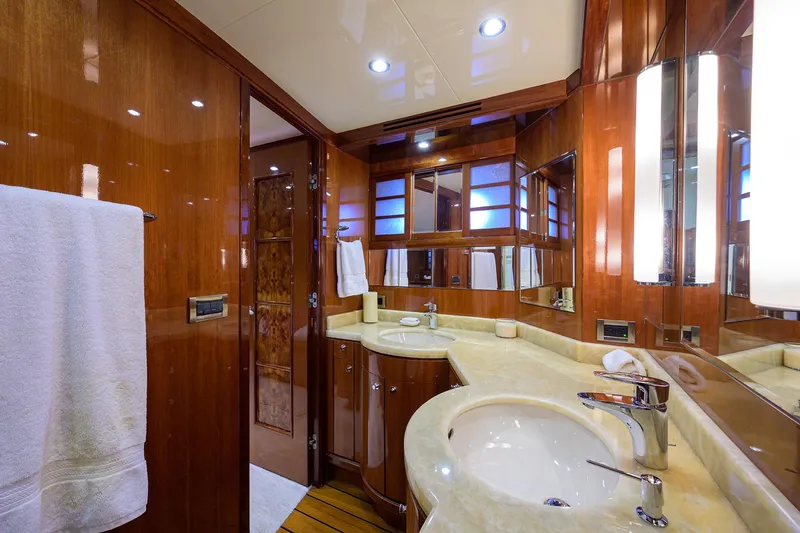 Barnstar Yacht Photos Pics Ocean Alexander 80 BARNSTAR - Master Head Sinks