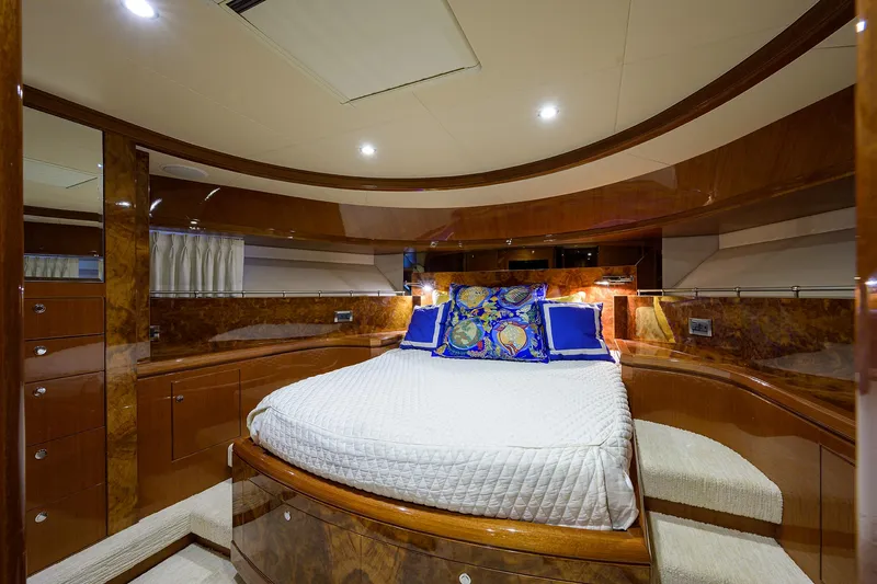 Barnstar Yacht Photos Pics Ocean Alexander 80 BARNSTAR - Forward Stateroom Berth