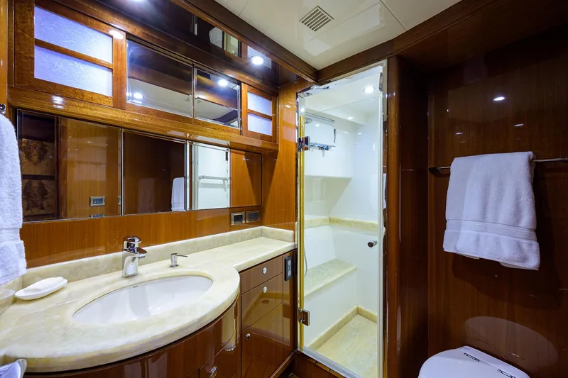 Barnstar Yacht Photos Pics Ocean Alexander 80 BARNSTAR - Forward Stateroom Head