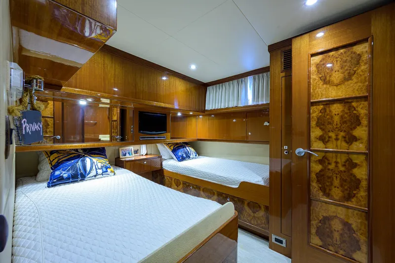 Barnstar Yacht Photos Pics Ocean Alexander 80 BARNSTAR - Guest Stateroom Berths