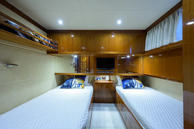 Barnstar Yacht Photos Pics Ocean Alexander 80 BARNSTAR - Guest Stateroom Berths