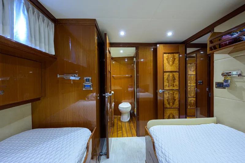 Barnstar Yacht Photos Pics Ocean Alexander 80 BARNSTAR - Guest Stateroom Access & Head