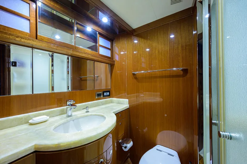 Barnstar Yacht Photos Pics Ocean Alexander 80 BARNSTAR - Guest Stateroom Head
