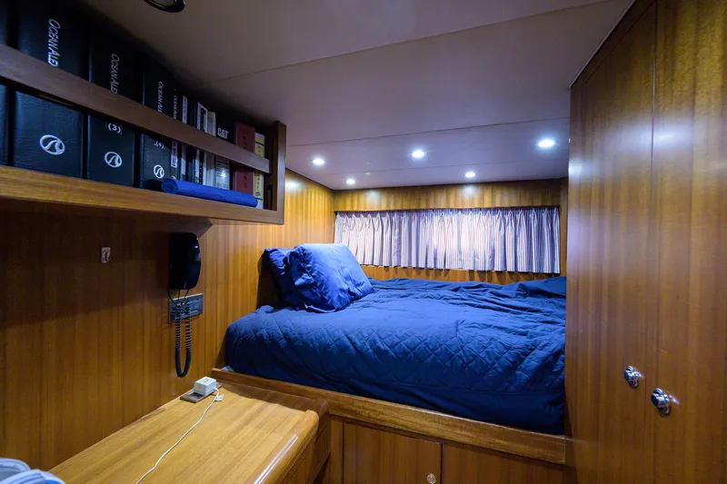 Barnstar Yacht Photos Pics Ocean Alexander 80 BARNSTAR - Crew Stateroom Berth