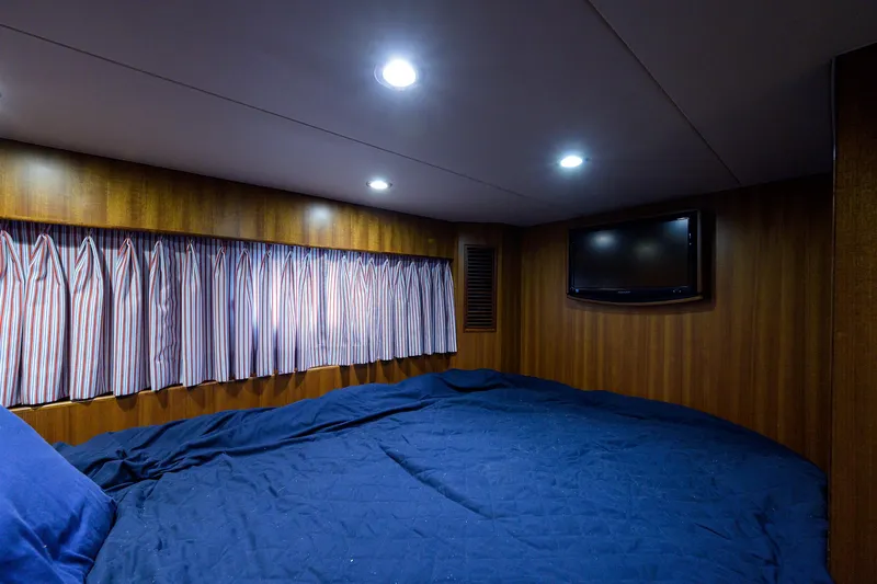 Barnstar Yacht Photos Pics Ocean Alexander 80 BARNSTAR - Crew Stateroom Bed & TV
