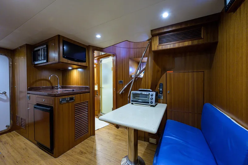 Barnstar Yacht Photos Pics Ocean Alexander 80 BARNSTAR - Crew Lounge