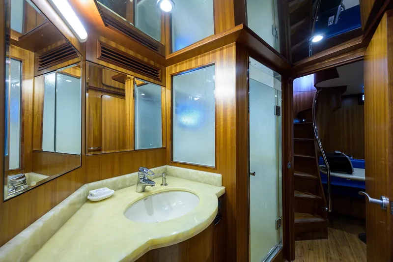 Barnstar Yacht Photos Pics Ocean Alexander 80 BARNSTAR - Crew Head