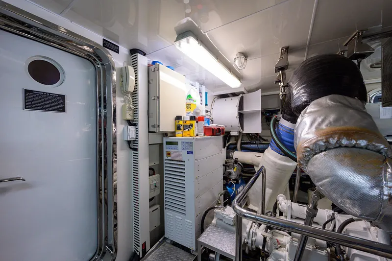 Barnstar Yacht Photos Pics Ocean Alexander 80 BARNSTAR - Engine Room