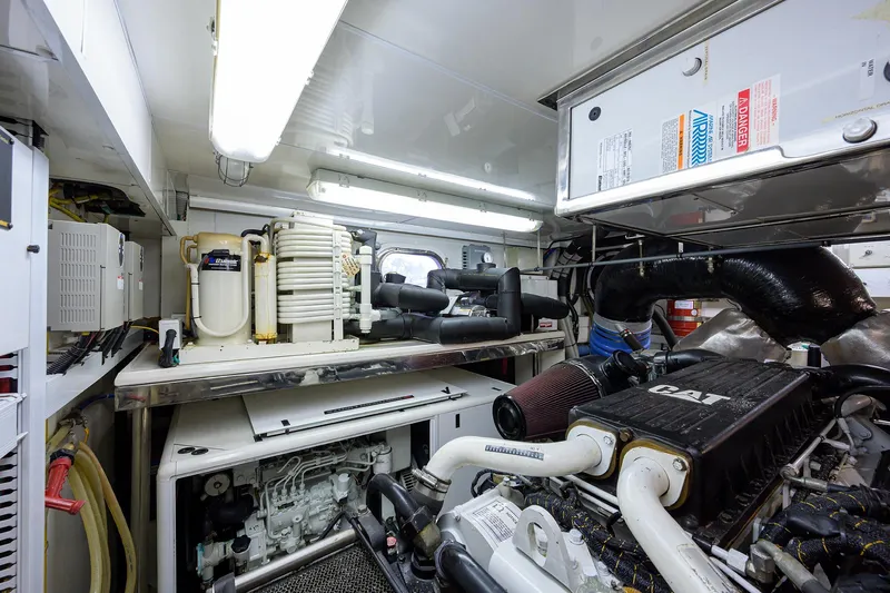 Barnstar Yacht Photos Pics Ocean Alexander 80 BARNSTAR - Engine Room