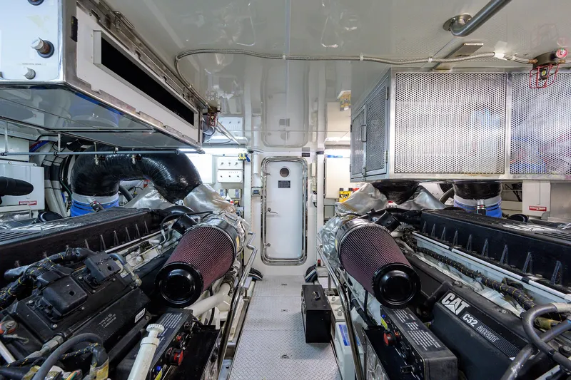 Barnstar Yacht Photos Pics Ocean Alexander 80 BARNSTAR - Engine Room