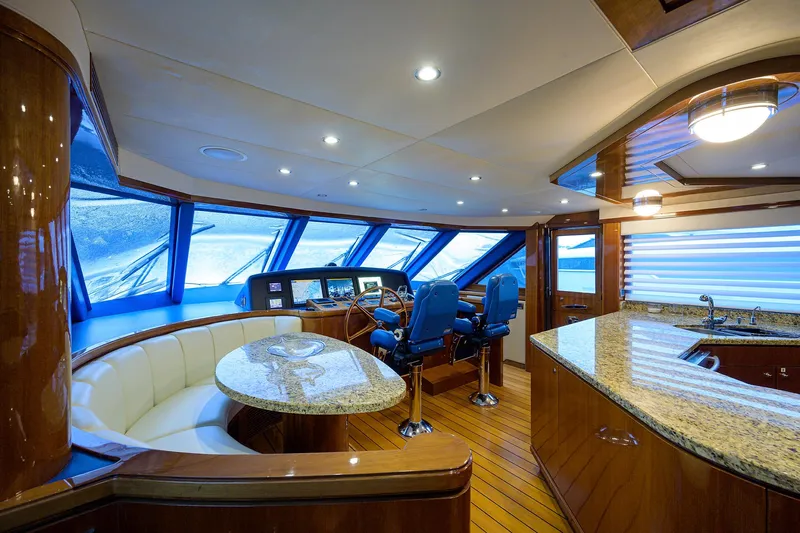 Barnstar Yacht Photos Pics Ocean Alexander 80 BARNSTAR - Lower Helm & Dinette