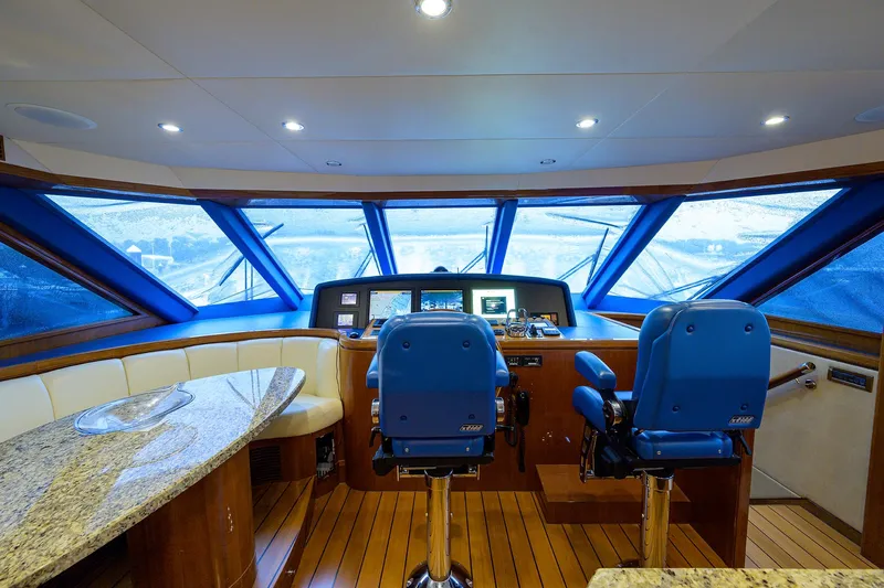 Barnstar Yacht Photos Pics Ocean Alexander 80 BARNSTAR - Lower Helm