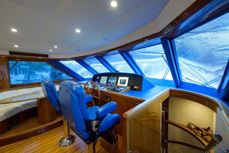 Barnstar Yacht Photos Pics Ocean Alexander 80 BARNSTAR - Lower Helm Seating & Electronics