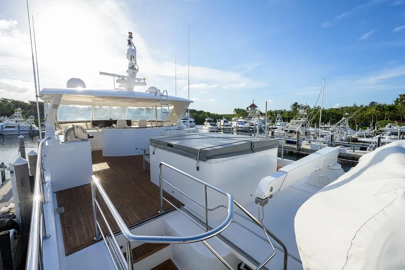 Barnstar Yacht Photos Pics Ocean Alexander 80 BARNSTAR - Bridge Deck