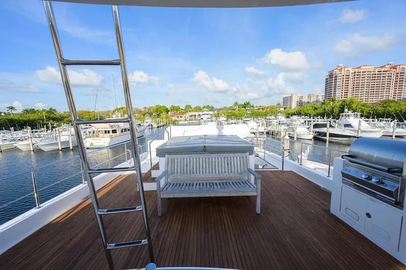 Barnstar Yacht Photos Pics Ocean Alexander 80 BARNSTAR - Aft Bridge Deck