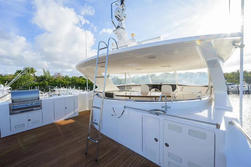Barnstar Yacht Photos Pics Ocean Alexander 80 BARNSTAR - Aft Bridge Deck