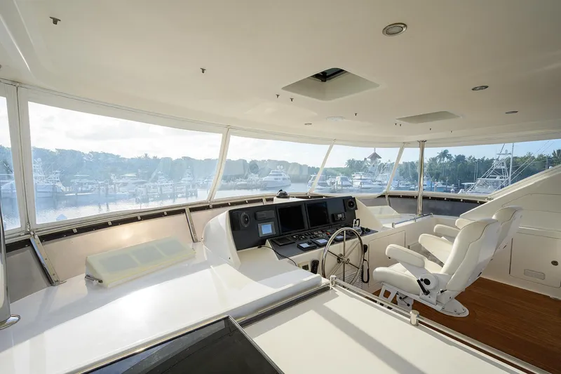 Barnstar Yacht Photos Pics Ocean Alexander 80 BARNSTAR - Flybridge Helm Seating & Electronics