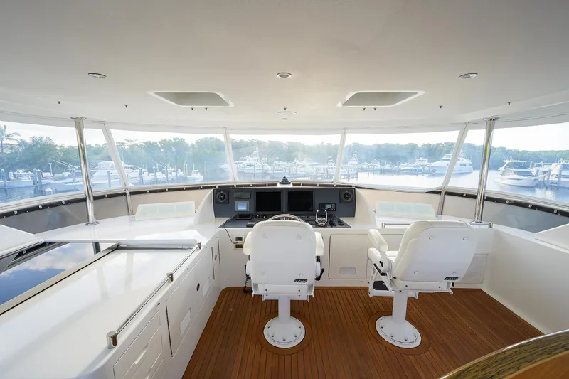 Barnstar Yacht Photos Pics Ocean Alexander 80 BARNSTAR - Flybridge Helm Seating & Electronics