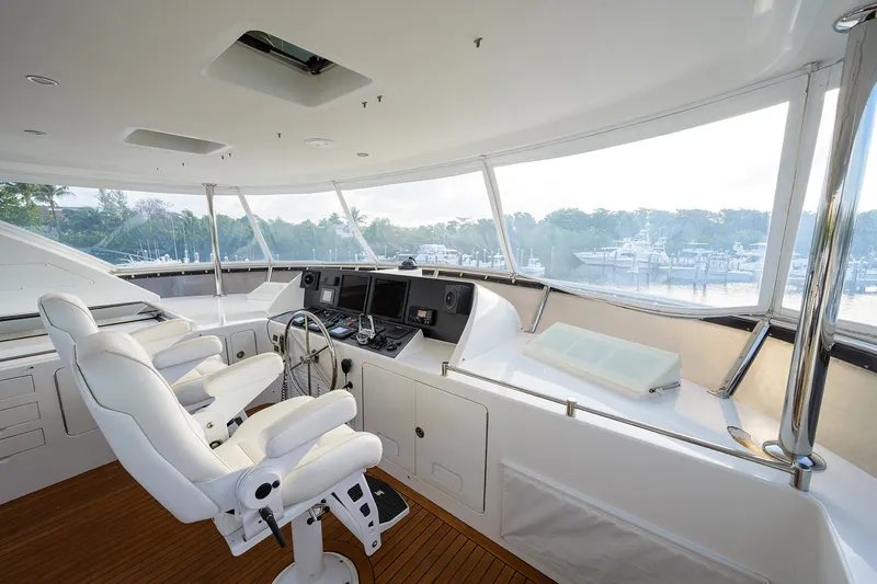 Barnstar Yacht Photos Pics Ocean Alexander 80 BARNSTAR - Helm Seating & Electronics