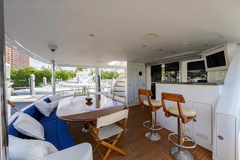 Barnstar Yacht Photos Pics Ocean Alexander 80 BARNSTAR - Aft Deck Table & Bar