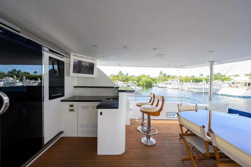Barnstar Yacht Photos Pics Ocean Alexander 80 BARNSTAR - Aft Deck Bar & Seating