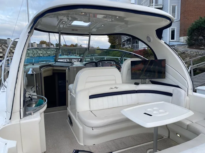  Yacht Photos Pics 2007 Sea Ray 40 Sundancer yacht with spacious seating and modern amenities.