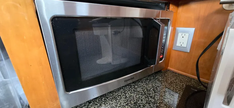 Live Now Yacht Photos Pics Built-in microwave in 2006 Carver 44CPMY yacht kitchen.