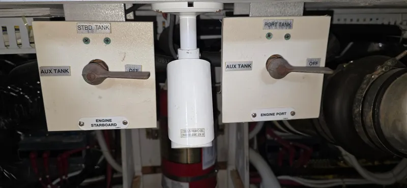 Live Now Yacht Photos Pics 2006 Carver 44CPMY engine control panel with auxiliary and port tank switches.