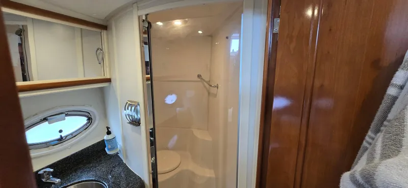 Live Now Yacht Photos Pics Bathroom interior of 2006 Carver 44CPMY yacht with shower and sink.