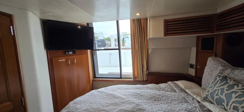 Live Now Yacht Photos Pics Luxurious 2006 Carver 44CPMY yacht bedroom with TV and large window.