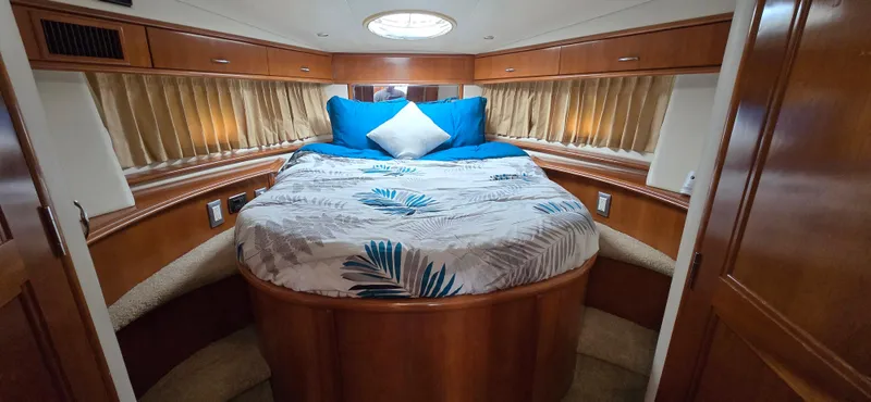 Live Now Yacht Photos Pics Luxurious 2006 Carver 44CPMY yacht bedroom with elegant wood finish and cozy bedding.