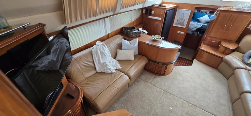 Live Now Yacht Photos Pics Interior of 2006 Carver 44CPMY yacht with leather seating and modern amenities.