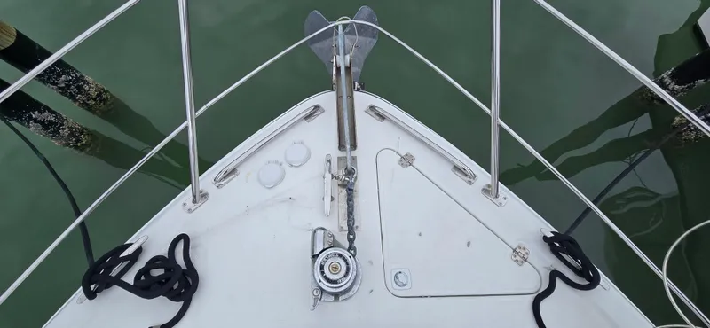 Live Now Yacht Photos Pics Bow of 2006 Carver 44CPMY yacht with anchor and ropes.