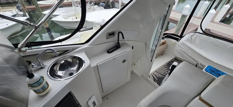 Live Now Yacht Photos Pics Interior of 2006 Carver 44CPMY yacht with sink and seating area.