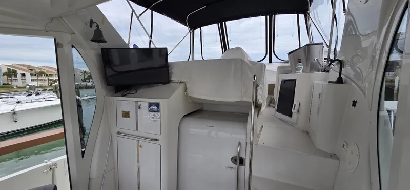 Live Now Yacht Photos Pics Interior view of 2006 Carver 44CPMY yacht with modern navigation equipment.