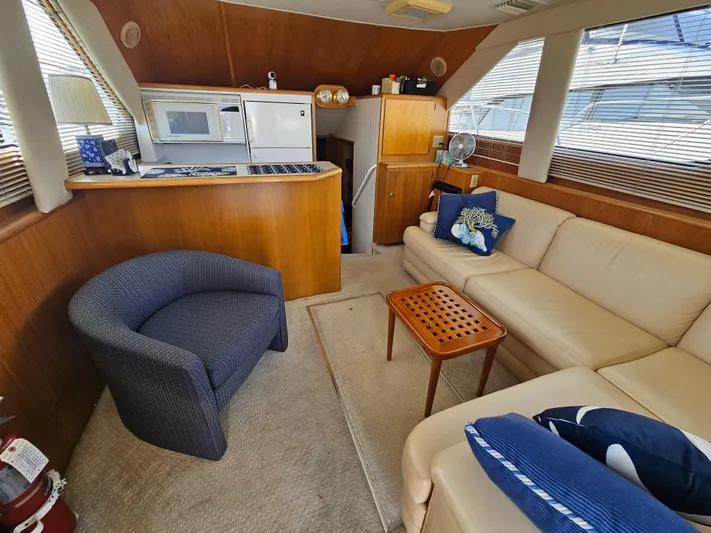  Yacht Photos Pics Interior of 1995 Hatteras 39 Sportfish yacht with cozy seating and kitchenette.