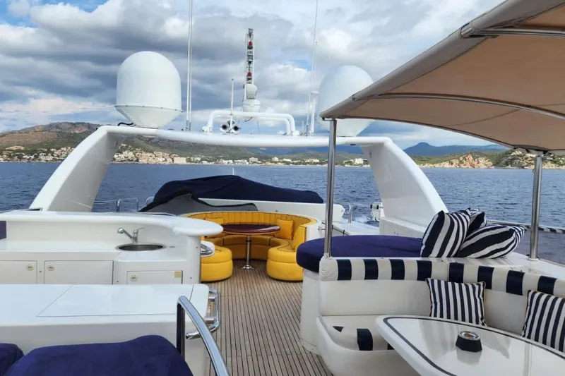  Yacht Photos Pics Luxurious Horizon 105 yacht deck with seating, ocean view, and striped cushions, 2002 model.