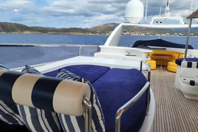  Yacht Photos Pics Luxurious Horizon 105 yacht deck with plush seating, ocean view, and scenic coastline, 2002 model.