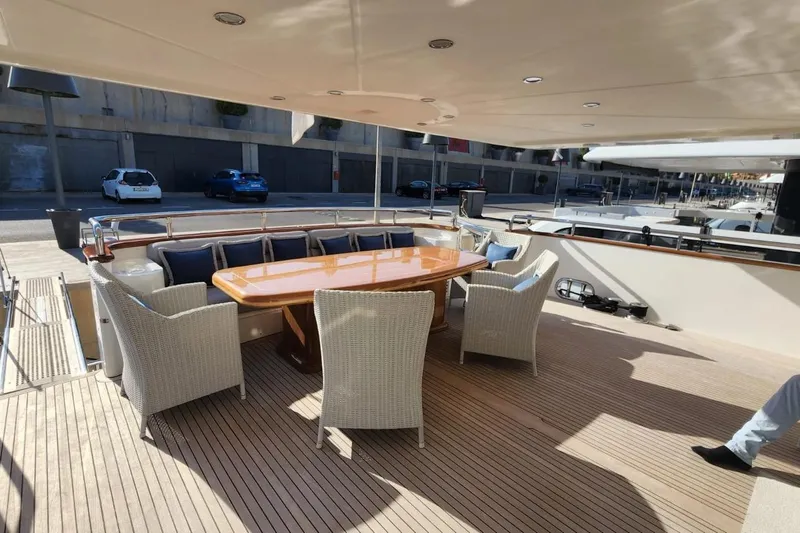  Yacht Photos Pics Luxury yacht deck with elegant dining area, Horizon 105 model, 2002.