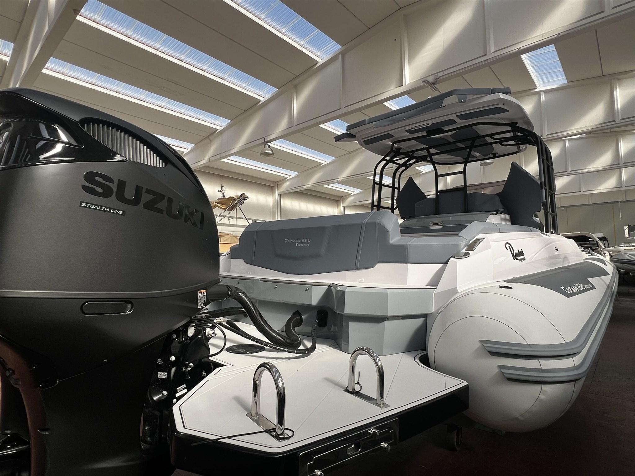 2025 Ranieri Cayman 38 Excutive