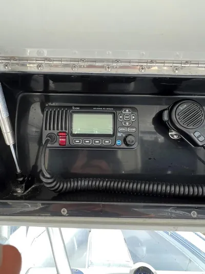 32 Yellowfin Yacht Photos Pics 2016 Yellowfin 32 Offshore boat radio and microphone in console.