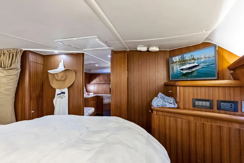 Blue Pearl Yacht Photos Pics Luxurious 2004 Tiara Yachts 4200 Open cabin interior with wood paneling and cozy bedding.