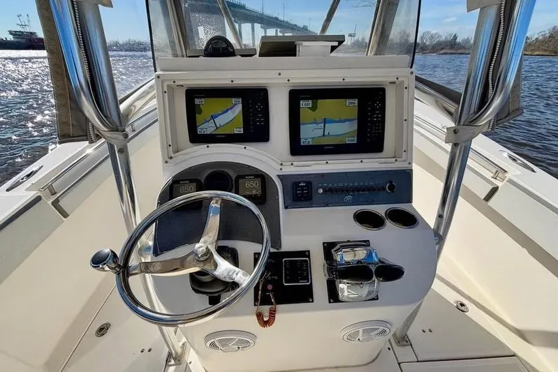 Yacht Photos Pics 2006 McKee Craft Freedom 28 FS/CC boat console with navigation screens and steering wheel.