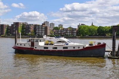 Dutch Barge 20m with London mooring