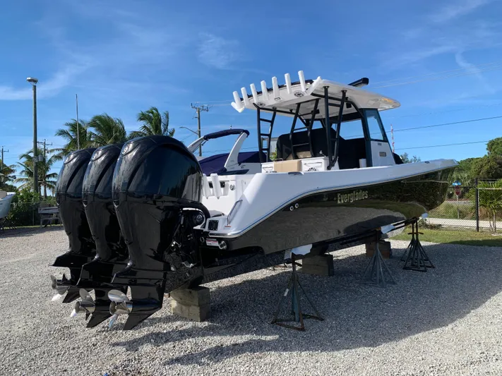  Yacht Photos Pics 2024 Everglades 365 Cc - Image 7
