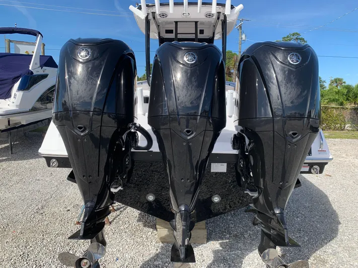  Yacht Photos Pics 2024 Everglades 365 Cc - Image 9