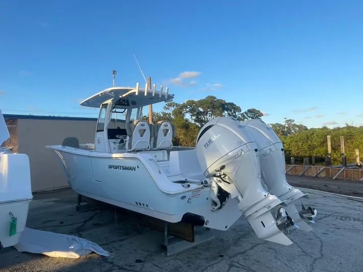  Yacht Photos Pics 2025 Sportsman 261 Heritage - Image 4