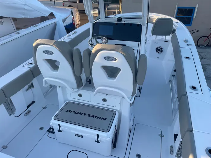  Yacht Photos Pics 2025 Sportsman 261 Heritage - Image 6