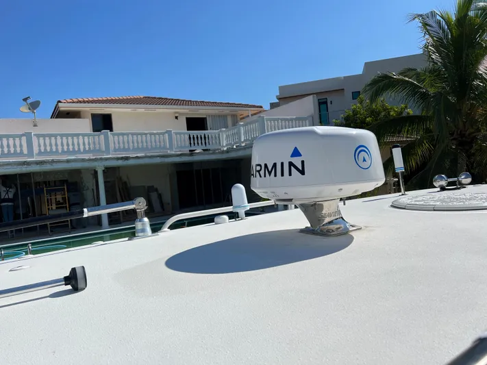 Pura Vida Yacht Photos Pics Garmin radar on 2008 Hydra-Sports Vector 3500 VX boat, docked near waterfront home.