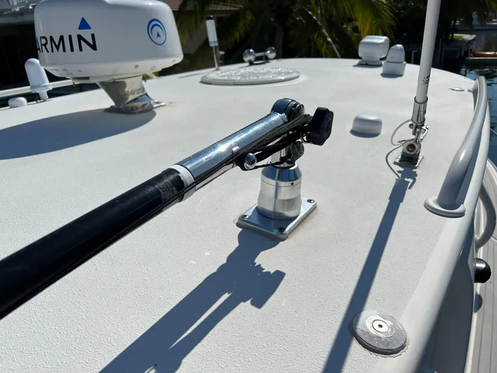 Pura Vida Yacht Photos Pics Close-up of 2008 Hydra-Sports Vector 3500 VX boat deck with Garmin radar.